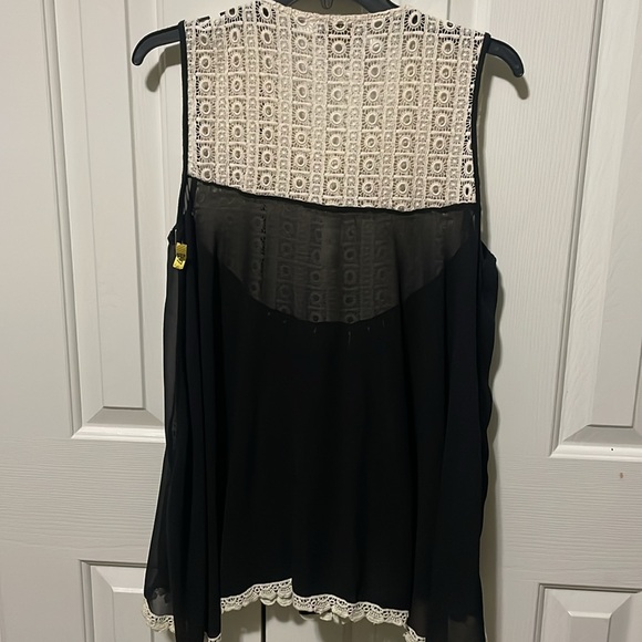 Crochet cream and black top . Great used condition no flaws - Picture 5 of 7